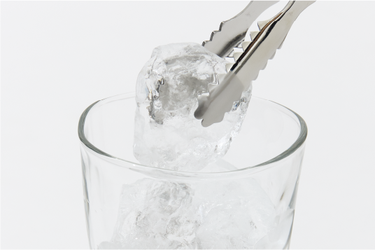 グラスに氷を入れている写真