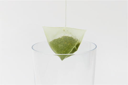 グラスに水出し緑茶ティーバッグを１つ入れ、氷を満たしている写真