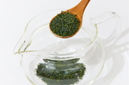 急須に緑茶の茶葉（通常の２倍の量）と氷を入れている写真